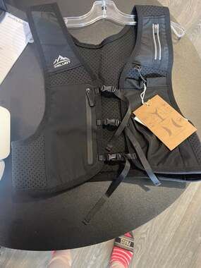 ZELVOT Lightweight Running Vest with Reflective Strips and Pockets
